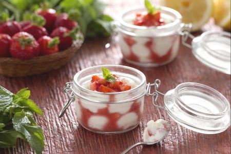 Vasitos de requesón y fresas