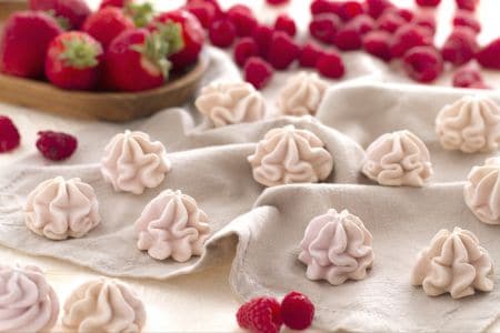 Merengues con frutos rojos