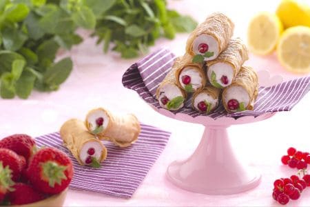 Canutillos de pasta filo con merengue de frutos rojos