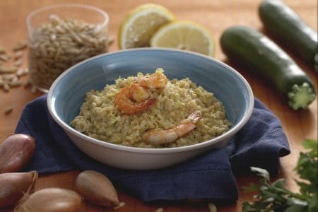 Risotto con pesto de calabacín yogur y gambones