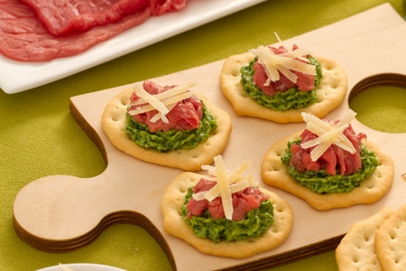 Focaccias con carpaccio de ternera, rúcula y sbrinz