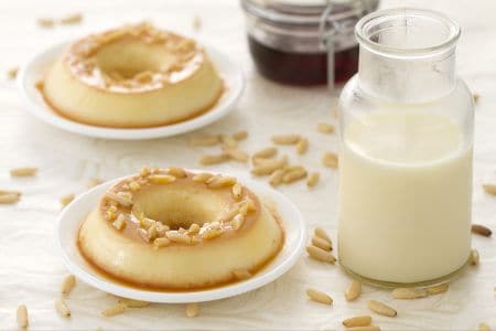 Crème caramel con piñones