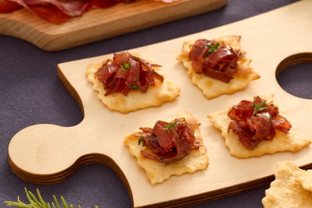Hojaldres clásicos con bresaola a la vinagreta