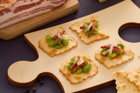 Hojaldres clásicos con habas, panceta y pecorino