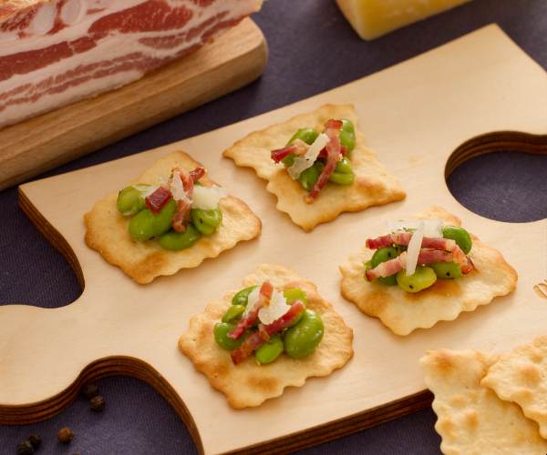 Hojaldres clásicos con habas, panceta y pecorino