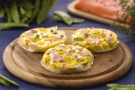 Tortillitas de salmón con tomillo y tirabeques