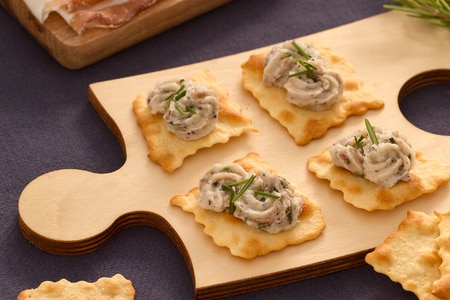 Hojaldres con picadillo de tocino al romero