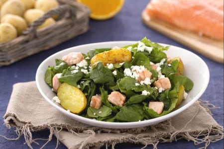 Ensalada de espinacas con patatas, salmón y feta
