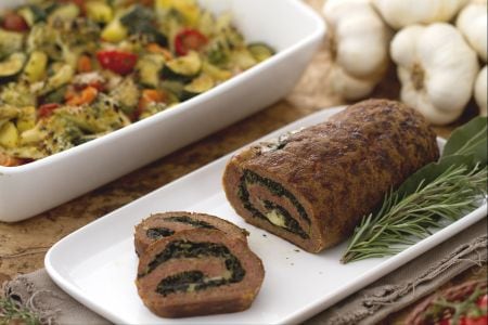 Rollo de carne picada con bandeja de verduras