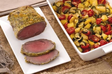 Roast beef con cítricos con bandeja de patatas, calabacines y tomatitos