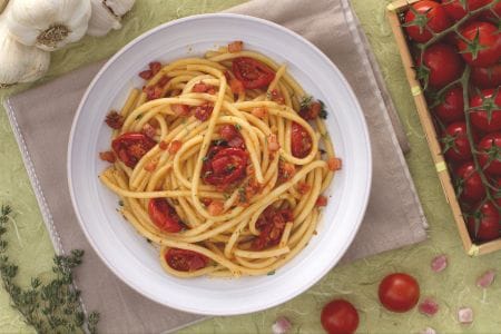 Bucatini con tomatitos confitados y cubitos de panceta