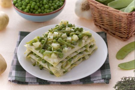 Lasañas con judías verdes, patatas y guisantes