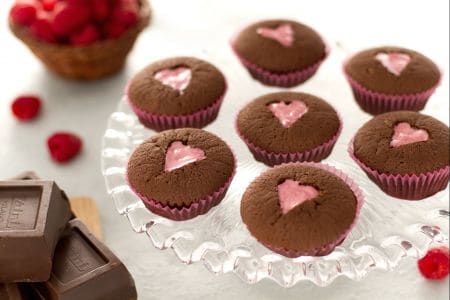 Cupcake de chocolate y corazón rosa