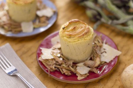 Pastelito de patatas con ensalada de alcachofas