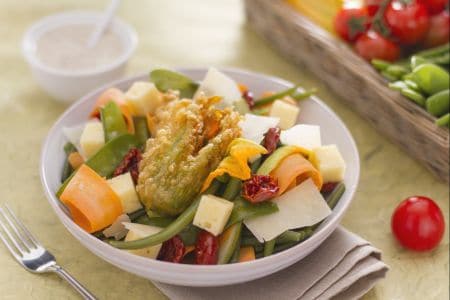 Ensalada primavera con verduras y quesos