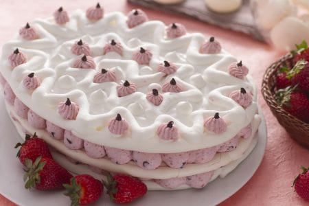 Meringata pasquale con fresas y chocolate