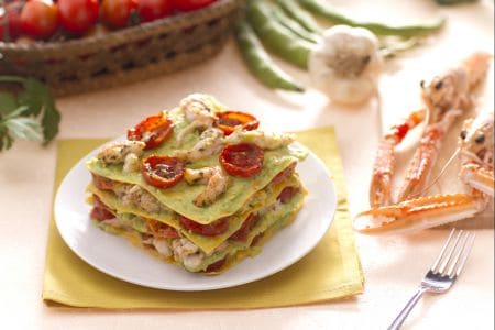 Lasaña con langostinos, tomatitos y pesto de habas
