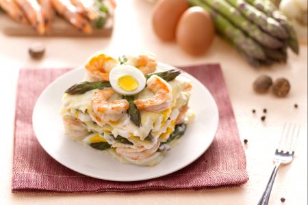 Lasaña con espárragos, huevos y gambas