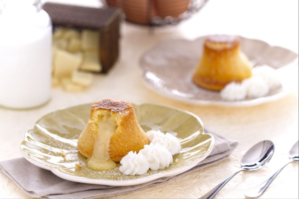 Pastelito de chocolate blanco con nata al maraschino