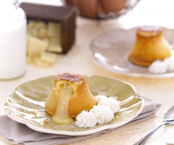 Pastelito de chocolate blanco con nata al maraschino