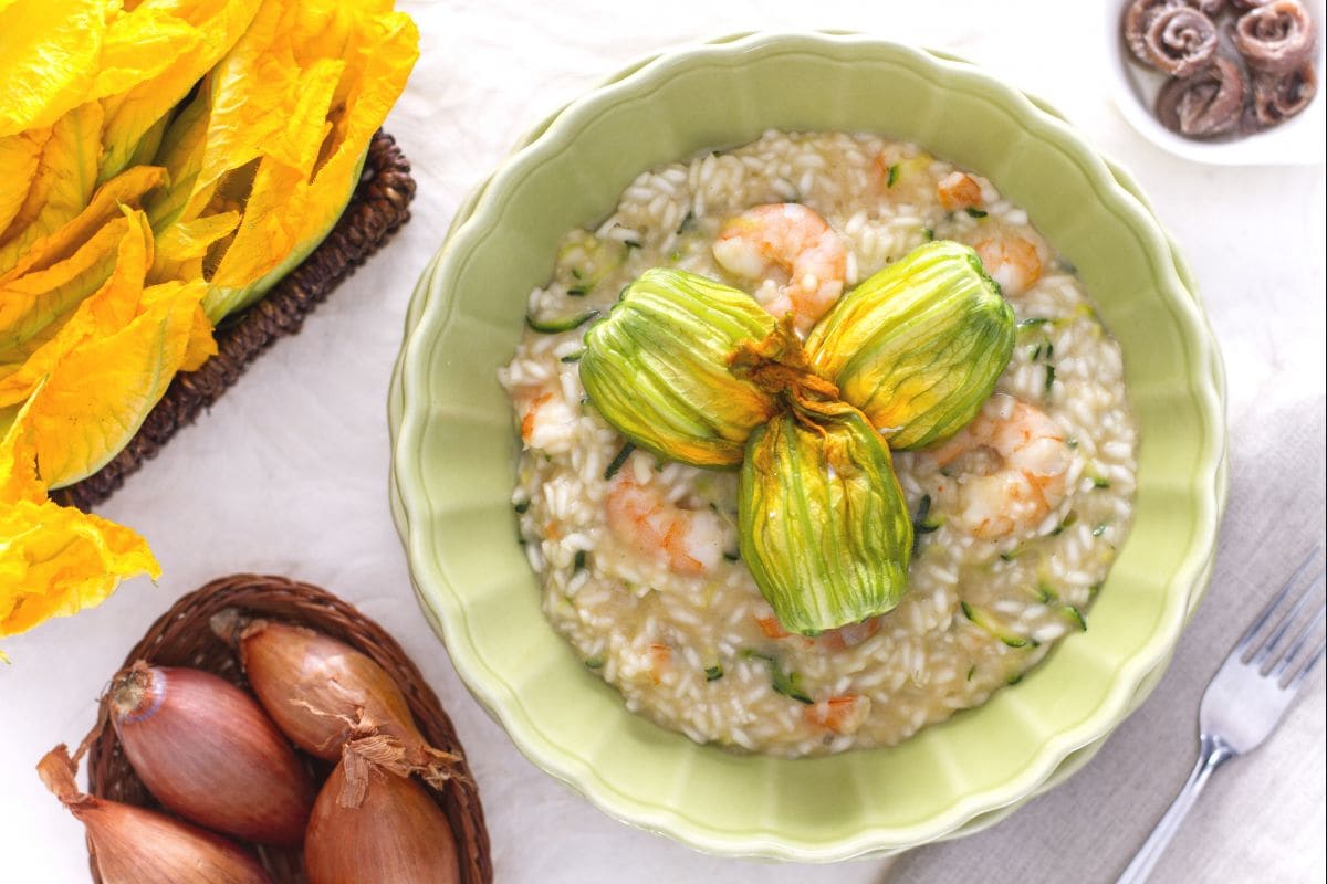 Risotto con gambas, calabacines y flores de calabacín