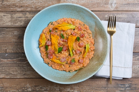 Risotto con gambas, calabacines y flores de calabacín