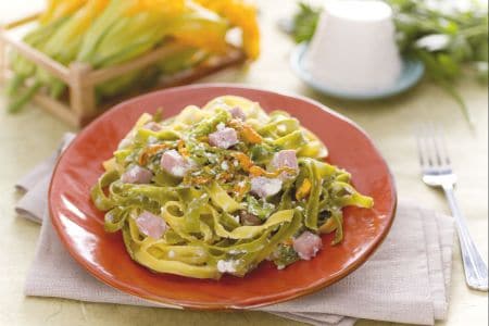 Paja y heno con crema de ricotta, flores de calabacín y trocitos de jamón cocido
