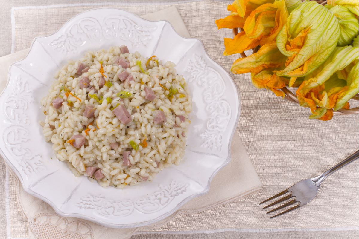 Risotto con cerveza, mortadela y flores de calabacín