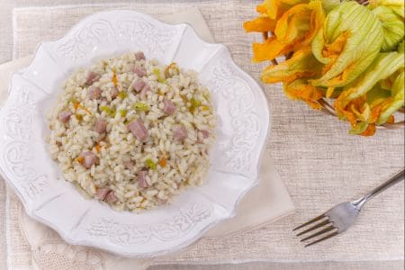 Risotto con cerveza, mortadela y flores de calabacín