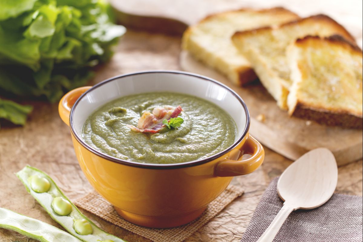 Crema de habas con escarola y picatostes