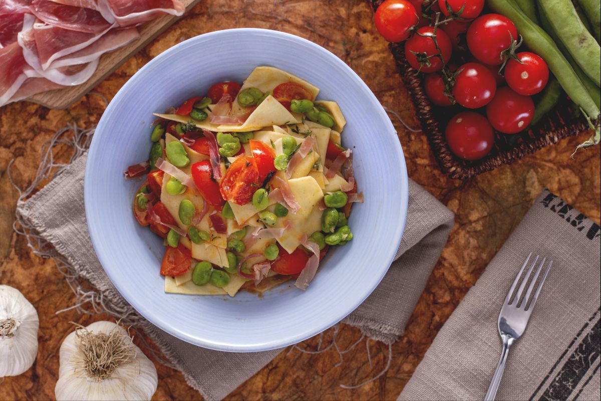 Maltagliati con habas y jamón serrano