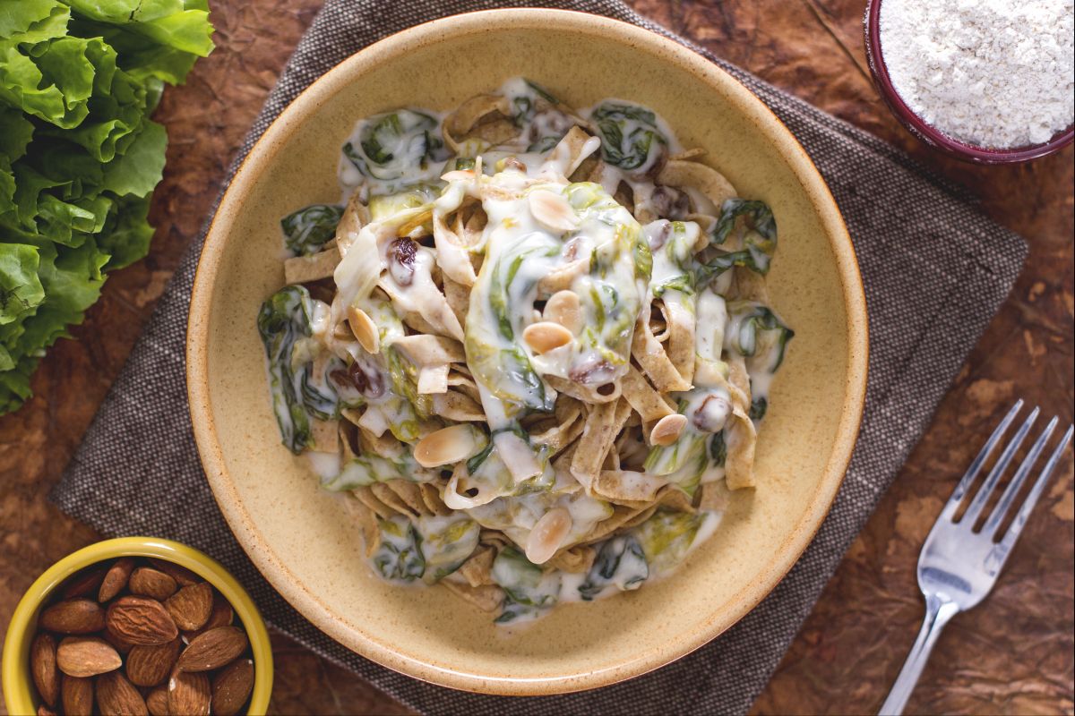 Tallarines integrales con escarola y fondue de taleggio