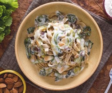 Tallarines integrales con escarola y fondue de taleggio