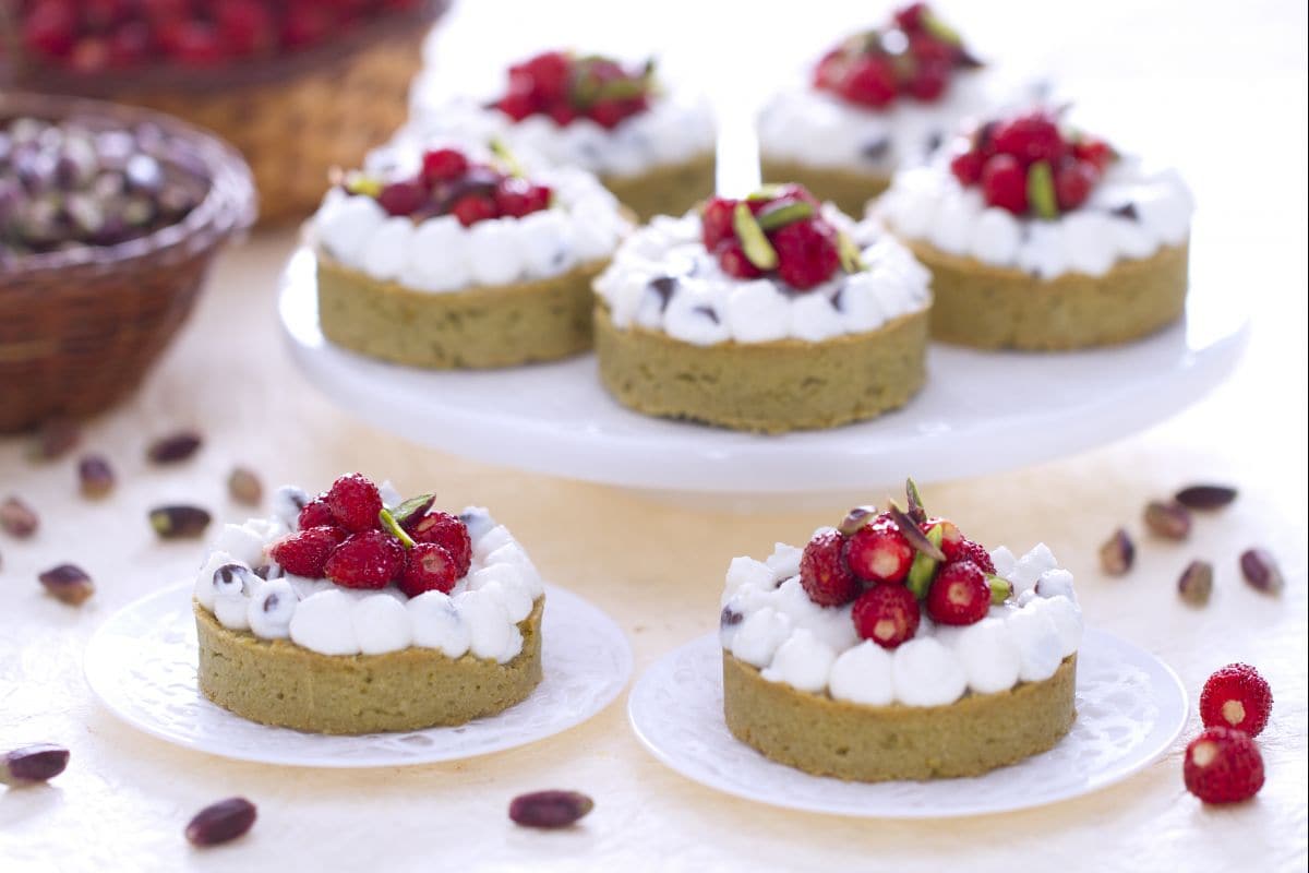 Tartaletas de pistacho, ricotta y fresas silvestres