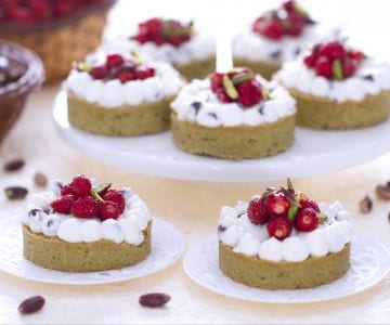Tartaletas de pistacho, ricotta y fresas silvestres