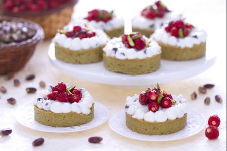 Tartaletas de pistacho, ricotta y fresas silvestres
