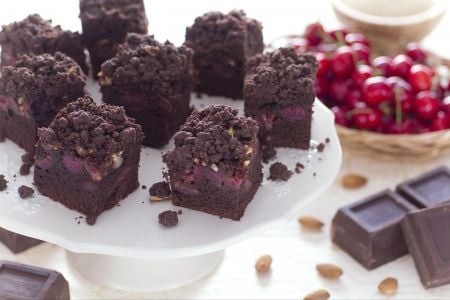 Crumb cake de chocolate y cerezas