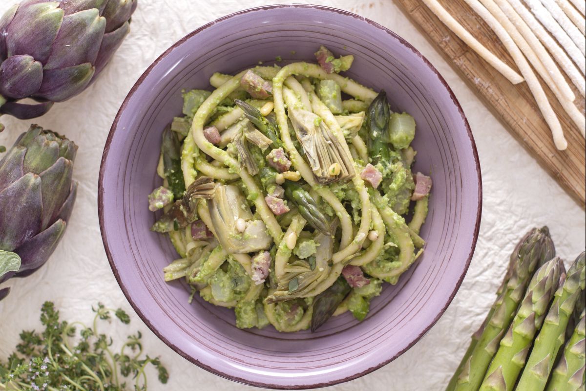 Bigoli con espárragos, alcachofas y pesto de guisantes