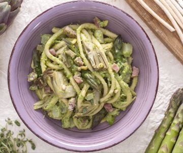 Bigoli con espárragos, alcachofas y pesto de guisantes
