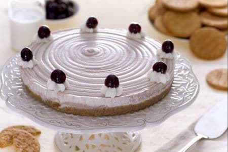 Tarta de queso bicolor con nata y guindas