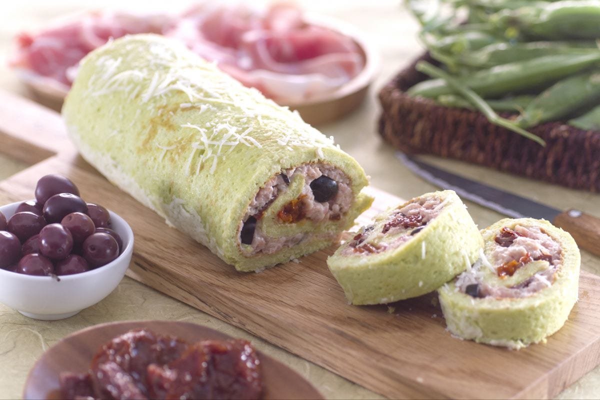 Rollo de guisantes con jamón y tomates secos