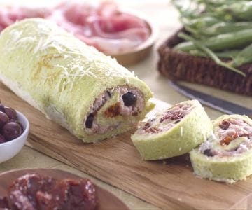 Rollo de guisantes con jamón y tomates secos