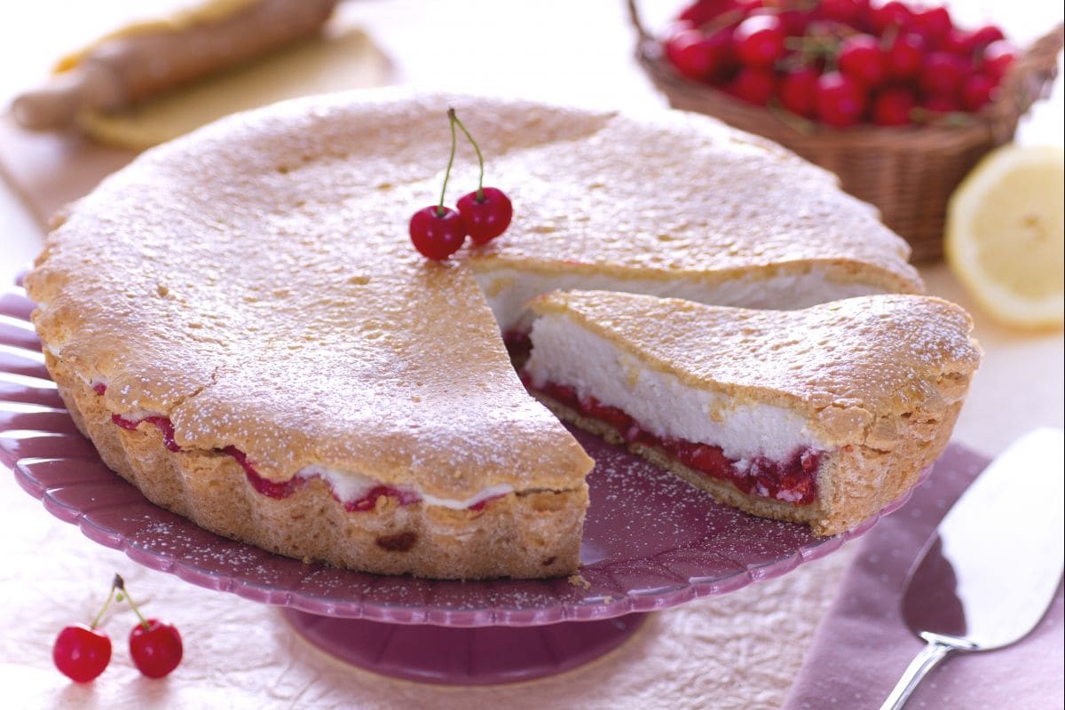 Tarta de requesón y guindas