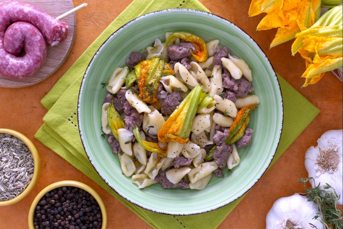 Cavatelli con salchicha y flores de calabacín