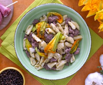 Cavatelli con salchicha y flores de calabacín