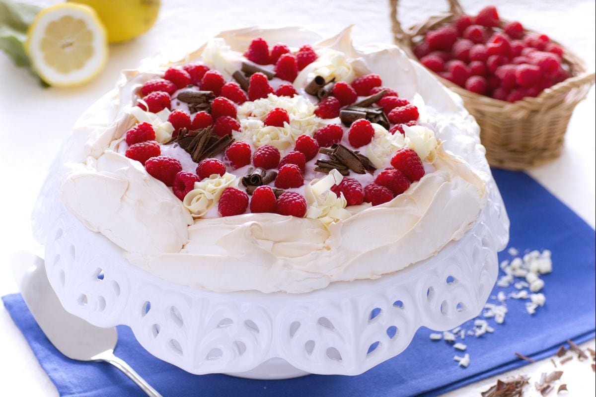 Pavlova con yogur, frambuesas y chocolate