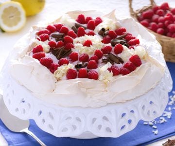 Pavlova con yogur, frambuesas y chocolate