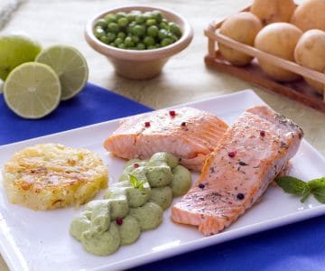 Filete de salmón con rösti y crema de guisantes