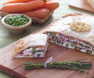 Hojaldre con jamón cocido, ricotta y verduras