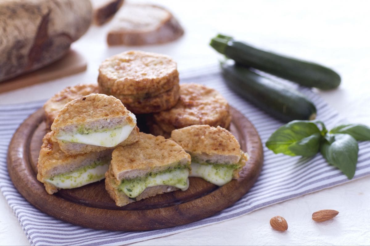 Mozzarella en carroza al verde con pesto de calabacín y albahaca